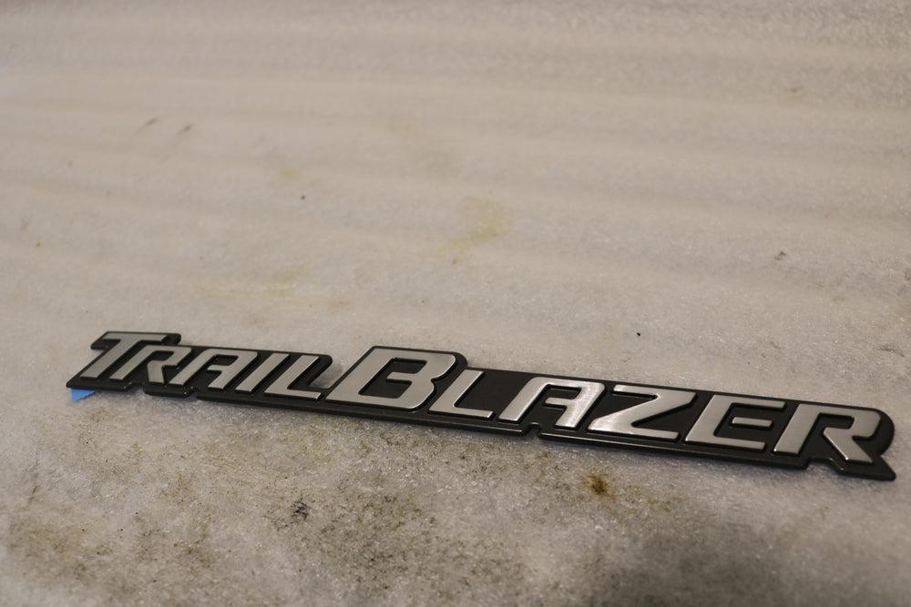 NEW OEM 2002-2004 CHEVROLET TRAILBLAZER TAIL GATE EMBLEM 15185682