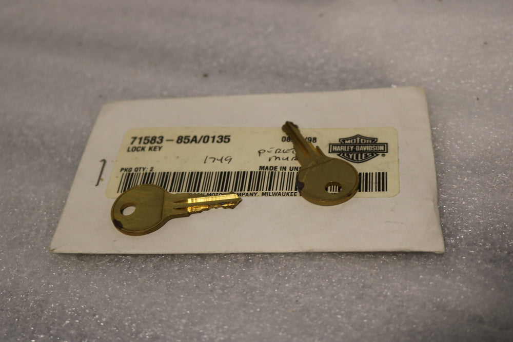 NEW OEM HARLEY SET OF KEYS 71583-85  0135